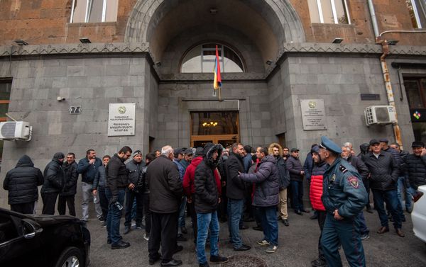 Акция протеста импортеров автомобилей перед зданием КГД (27 ноября 2019). Еревaн - Sputnik Армения