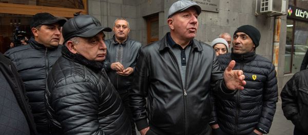 Акция протеста импортеров автомобилей перед зданием КГД (27 ноября 2019). Еревaн Акция протеста импортеров автомобилей перед зданием КГД (27 ноября 2019). Еревaн - Sputnik Արմենիա