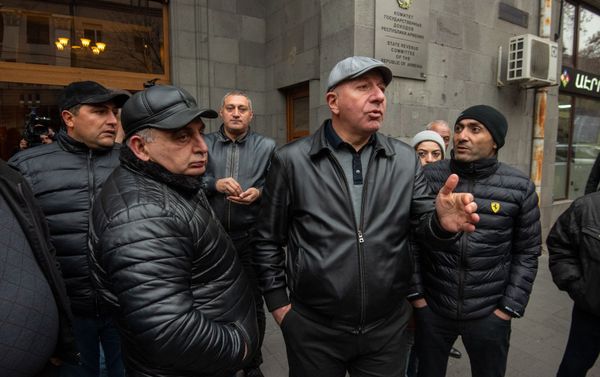 Акция протеста импортеров автомобилей перед зданием КГД (27 ноября 2019). Еревaн - Sputnik Армения