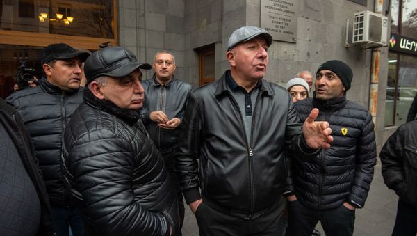 Акция протеста импортеров автомобилей перед зданием КГД (27 ноября 2019). Еревaн Акция протеста импортеров автомобилей перед зданием КГД (27 ноября 2019). Еревaн - Sputnik Արմենիա