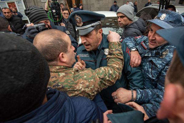 В Гюмри машины при разгрузке калечат: автодилеры провели акцию протеста в Ереване - Sputnik Армения