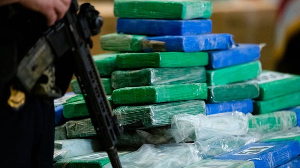 Полицейский офицер на страже изъятого кокаина в порту Филадельфии (21 июня 2019). США - Sputnik Армения