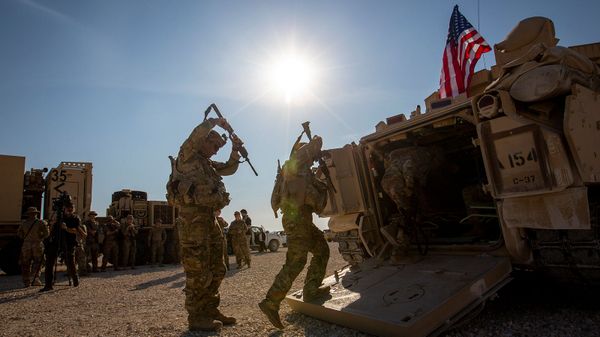 Члены экипажа входят в боевые машины Брэдли на военной базе США (11 ноября 2019). Сирия - Sputnik Армения