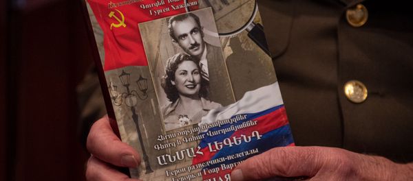 Петрос Петросян с книгой Бессмертная легенда - Sputnik Արմենիա