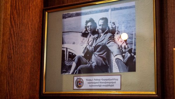 Фотография Геворка и Гоар Вартанян в музее СНБ Армении - Sputnik Армения