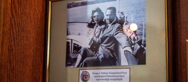 Фотография Геворка и Гоар Вартанян в музее СНБ Армении - Sputnik Армения