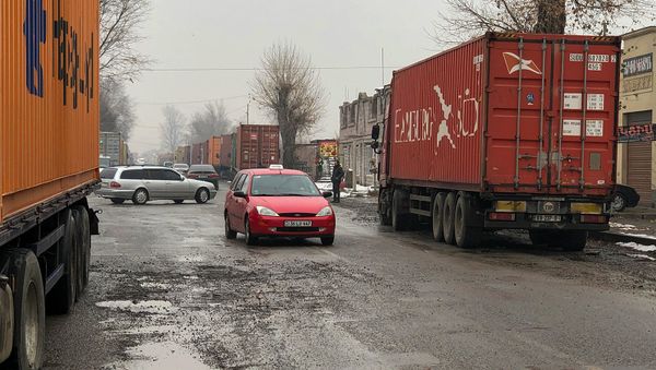 Грузовые автомобили у нового таможного терминала в Гюмри - Sputnik Армения