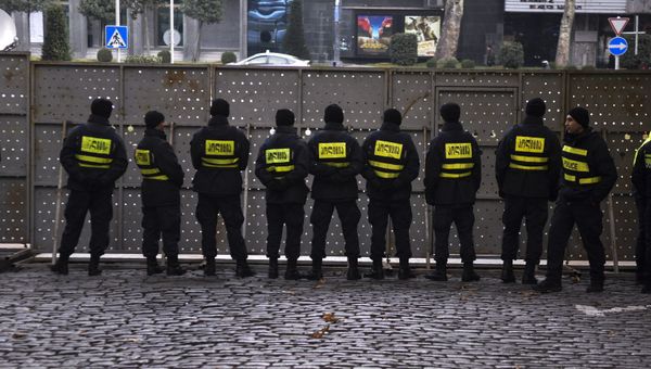 Полицейское оцепление во время акции протеста оппозиции в Грузии (28 ноября 2019). Тбилиси Полицейское оцепление во время акции протеста оппозиции в Грузии (28 ноября 2019). Тбилиси - Sputnik Армения