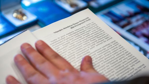 Книга Петроса Петросяна Страницы из жизни разведчика в музее истории СНБ Армении - Sputnik Армения