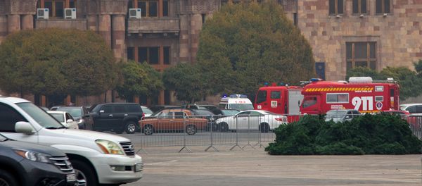 Автомобили служб спасения перед Домом правительства (29 ноября 2019). Еревaн - Sputnik Արմենիա