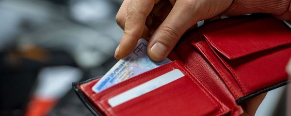Молодой человек вынимает ID карту из бумажника Молодой человек вынимает ID карту из бумажника - Sputnik Արմենիա