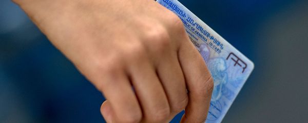 Девушка с ID картой - Sputnik Արմենիա
