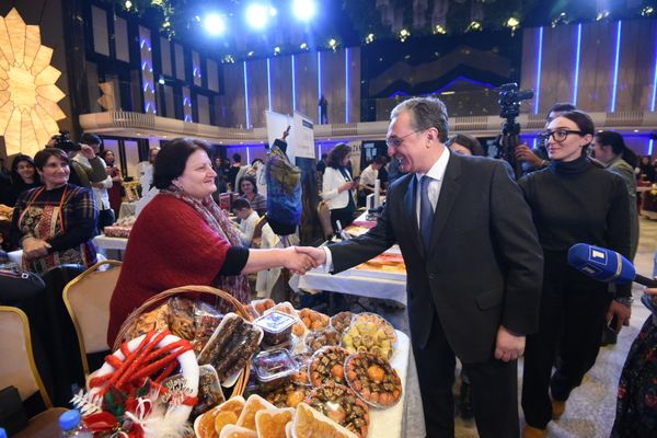 Зограб Мнацаканян посетил выставку Christmas Bazaar Зограб Мнацаканян посетил выставку Christmas Bazaar - Sputnik Армения
