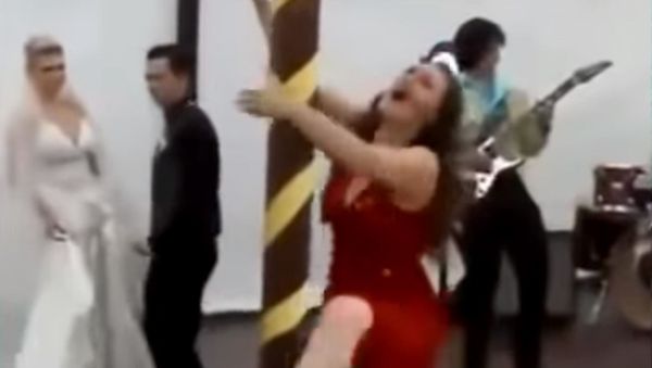 Пьяная подруга испортила свадьбу: завалила шатер - видео - Sputnik Армения