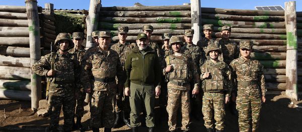 Премьер-министр Армении Никол Пашинян побывал на оборонительных позициях в Нагорном Карабахе Премьер-министр Армении Никол Пашинян побывал на оборонительных позициях в Нагорном Карабахе - Sputnik Армения