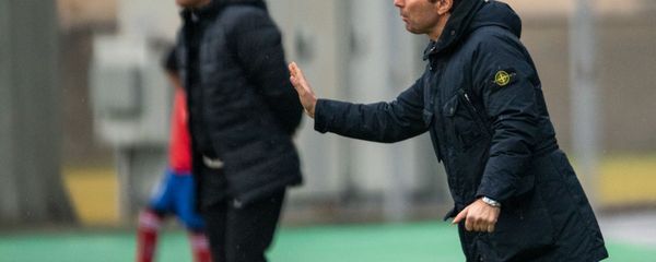 Главные тренеры ФК Урарту Александр Григорян и ФК Арарат-Армения Вардан Минасян наблюдают за футбольным матчем 15-го тура Высшей лиги чемпионата Армении (1 декабря 2019). Еревaн - Sputnik Արմենիա
