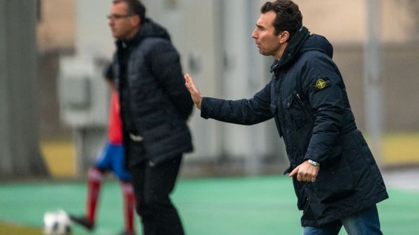 Главные тренеры ФК Урарту Александр Григорян и ФК Арарат-Армения Вардан Минасян наблюдают за футбольным матчем 15-го тура Высшей лиги чемпионата Армении (1 декабря 2019). Еревaн - Sputnik Армения
