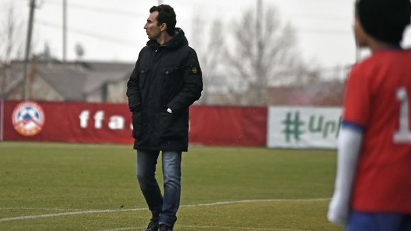 Главный тренер ФК Урарту Александр Григорян во время футбольного матча 15-го тура Высшей лиги чемпионата Армении между командами Арарат-Армения и Урарту (1 декабря 2019). Еревaн - Sputnik Армения