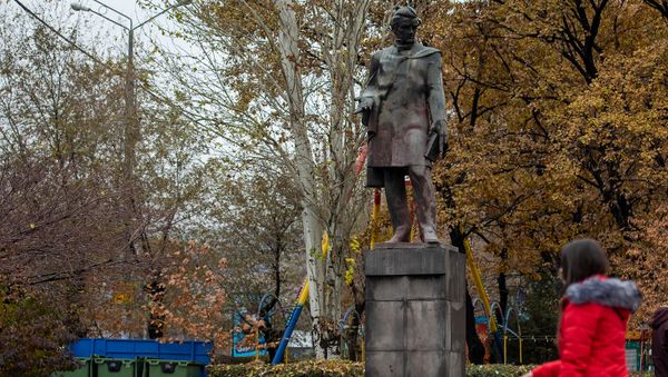Прохожие у памятника Александру Грибоедову на утро после акта вандализма (3 декабря 2019). Еревaн - Sputnik Արմենիա