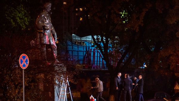 Городские власти пресекли акт вандализма у памятника Александру Грибоедову (2 декабря 2019) Еревaн - Sputnik Армения