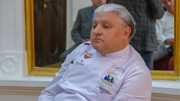 Президент Федерации рестораторов и отельеров России Игорь Бухаров во время круглого стола с рестораторами Армении (3 декабря 2019). Еревaн - Sputnik Армения