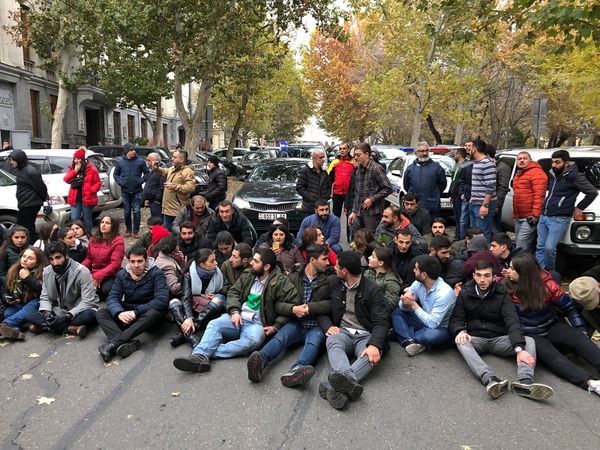 Акция протеста в Ереване: митингующие попытались прорваться в здание Минобразования - Sputnik Армения