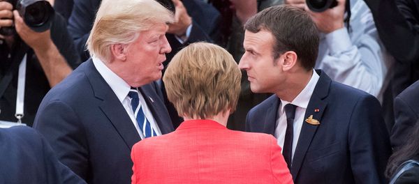 Президент США Дональд Трамп, канцлер Германии Ангела Меркель и президент Франции Эммануэль Макрон в беседе во время первой рабочей сессии саммита G-20 (7 июля 2017). Гамбург Президент США Дональд Трамп, канцлер Германии Ангела Меркель и президент Франции Эммануэль Макрон в беседе во время первой рабочей сессии саммита G-20 (7 июля 2017). Гамбург - Sputnik Армения