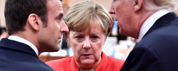 Президент США Дональд Трамп, канцлер Германии Ангела Меркель и президент Франции Эммануэль Макрон в беседе во время первой рабочей сессии саммита G-20 (7 июля 2017). Гамбург - Sputnik Армения