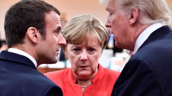 Президент США Дональд Трамп, канцлер Германии Ангела Меркель и президент Франции Эммануэль Макрон в беседе во время первой рабочей сессии саммита G-20 (7 июля 2017). Гамбург - Sputnik Армения