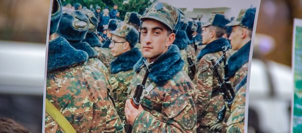 Плакат с изображением погибшего солдата Артура Аджамяна во время акции протеста перед зданием парламента Армении (4 декабря 2019). Еревaн - Sputnik Արմենիա