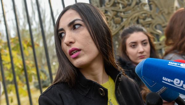Адвокат Айарпи Саркисян во время акции протеста перед зданием парламента Армении (4 декабря 2019). Еревaн Адвокат Айарпи Саркисян во время акции протеста перед зданием парламента Армении (4 декабря 2019). Еревaн - Sputnik Արմենիա