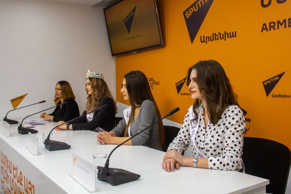 Пресс-конференция обладательницы титула «Ереванская красавица» (4 декабря 2019). Еревaн Пресс-конференция обладательницы титула «Ереванская красавица» (4 декабря 2019). Еревaн - Sputnik Армения