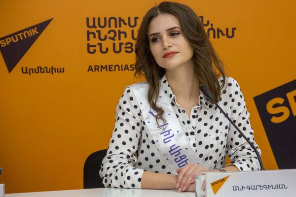 Первая вице-мисс Ани Гарегинян на пресс-конференции обладательницы титула «Ереванская красавица» (4 декабря 2019). Еревaн Первая вице-мисс Ани Гарегинян на пресс-конференции обладательницы титула «Ереванская красавица» (4 декабря 2019). Еревaн - Sputnik Армения