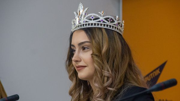 Мисс Ереванская красавица Ангелина Тананян на пресс-конференции обладательницы титула «Ереванская красавица» (4 декабря 2019). Еревaн - Sputnik Армения