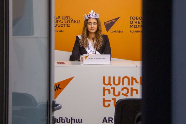 Мисс Ереванская красавица Ангелина Тананян на пресс-конференции обладательницы титула «Ереванская красавица» (4 декабря 2019). Еревaн Мисс Ереванская красавица Ангелина Тананян на пресс-конференции обладательницы титула «Ереванская красавица» (4 декабря 2019). Еревaн - Sputnik Армения