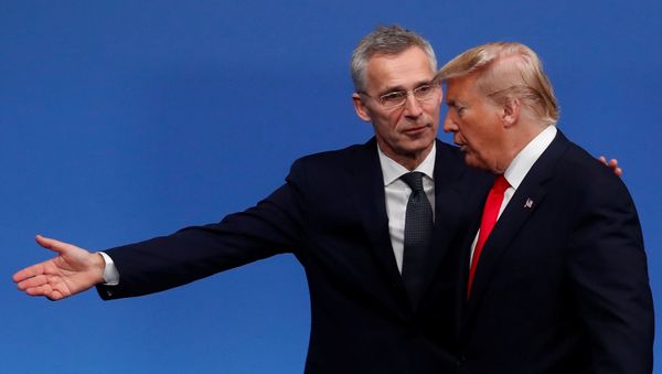 Генеральный секретарь НАТО Йенс Столтенберг приветствует президента США Дональда Трампа на саммите лидеров НАТО (4 декабря 2019). Уотфорд - Sputnik Արմենիա