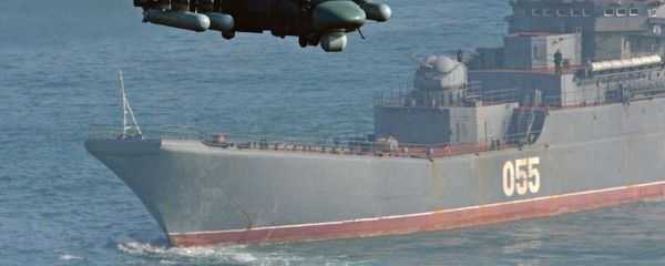Военные учения. Российский флот. Вертолет Ка-52 Аллигатор и большой десантный корабль (БДК) Адмирал Невельской - Sputnik Армения