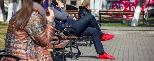 Молодые люди с телефонами в Сквере Хачкаров Молодые люди с телефонами в Сквере Хачкаров - Sputnik Армения