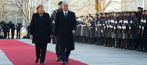 Канцлер ФРГ Ангела Меркель и президент Казахстана Касым-Жомарт Токаев во время официальной церемонии встречи (5 декабря 2019). Берлин - Sputnik Արմենիա
