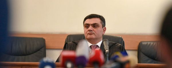 Судья Мхитар Папоян на судебном заседании по делу экс-президента Роберта Кочаряна (6 декабря 2019). Еревaн Судья Мхитар Папоян на судебном заседании по делу экс-президента Роберта Кочаряна (6 декабря 2019). Еревaн - Sputnik Արմենիա