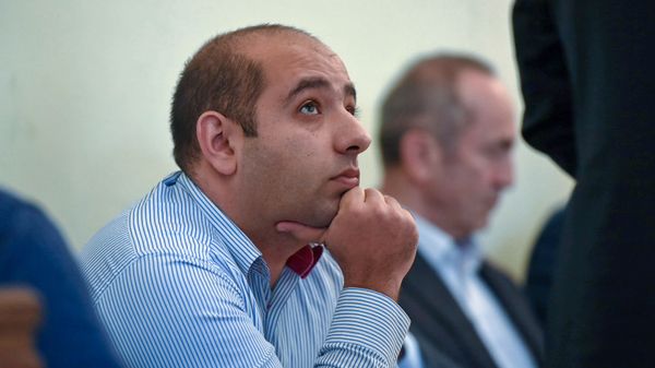 Адвокат Ованнес Худоян слушает речь Арама Вардеваняна на судебном заседании по делу экс-президента Роберта Кочаряна (6 декабря 2019). Еревaн - Sputnik Армения