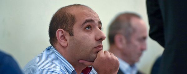 Адвокат Ованнес Худоян слушает речь Арама Вардеваняна на судебном заседании по делу экс-президента Роберта Кочаряна (6 декабря 2019). Еревaн - Sputnik Արմենիա