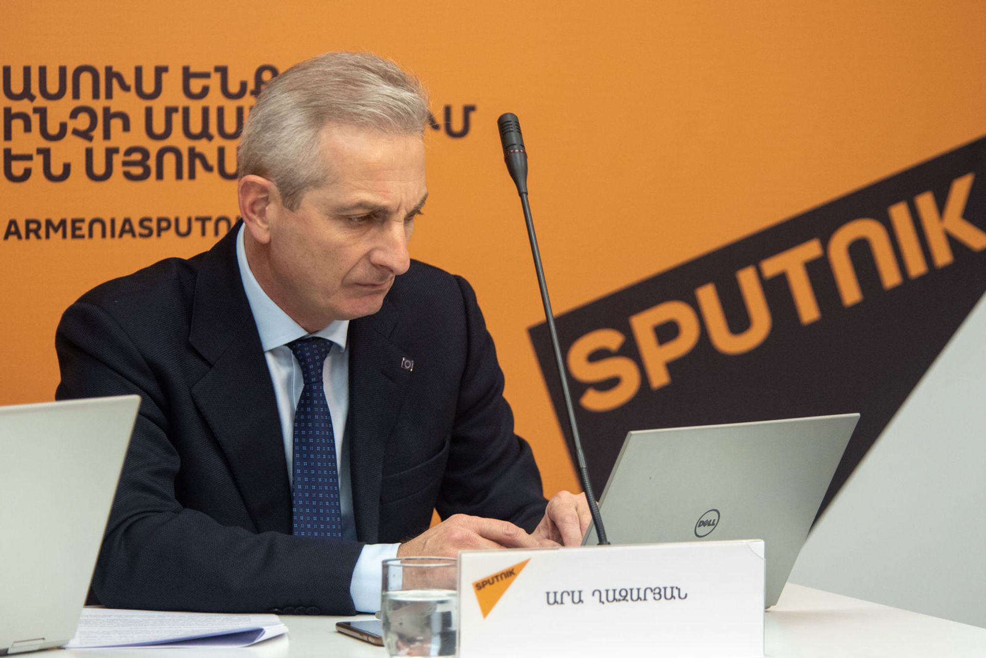 Ара Казарян на пресс-конференции по теме судебного иска телекомпании А1+ к правительству Армении (6 декабря 2019). Еревaн - Sputnik Армения, 1920, 05.02.2026