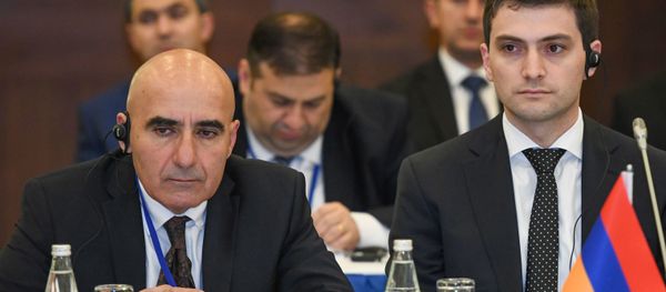Армянская делегация на 14-м заседании межправительственной комиссии по проекту TRACECA (6 декабря 2019). Баку - Sputnik Արմենիա