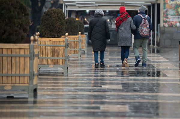 Люди, прогуливающиеся на площади Республики - Sputnik Армения