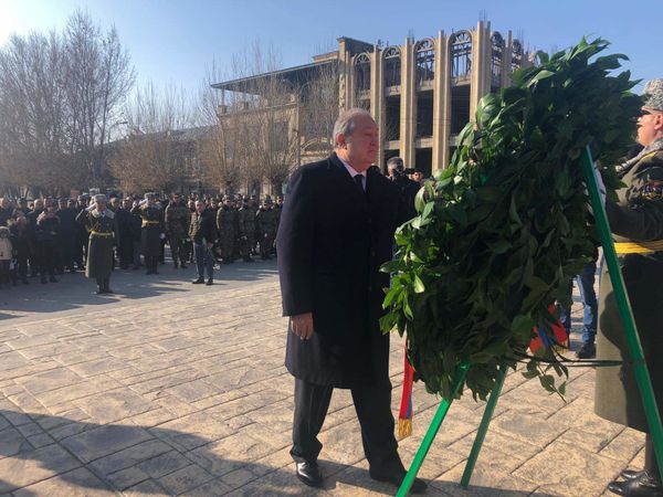 Президент Армении намерен купить дом в Гюмри: Саркисян почтил память жертв землетрясения Президент Армении намерен купить дом в Гюмри: Саркисян почтил память жертв землетрясения - Sputnik Армения