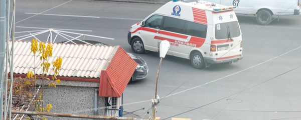 Автомобиль скорой помощи у медицинского центра Сурб Асвацамайр - Sputnik Արմենիա