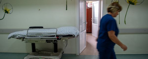 Медработник в коридоре медицинского центра Сурб Асвацамайр - Sputnik Արմենիա