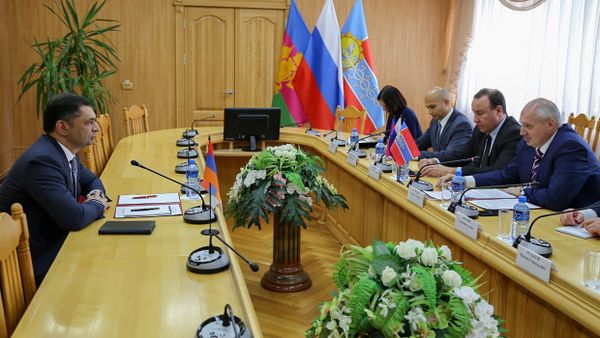 Главный консул Армении в Ростове Вардан Асоян встретился с мэром Армавира Андреем Харченко и председателем городской Думы Александром Поляковым (5 декабря 2019). Армавир, РФ - Sputnik Армения