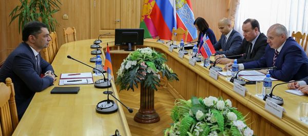 Главный консул Армении в Ростове Вардан Асоян встретился с мэром Армавира Андреем Харченко и председателем городской Думы Александром Поляковым (5 декабря 2019). Армавир, РФ Главный консул Армении в Ростове Вардан Асоян встретился с мэром Армавира Андреем Харченко и председателем городской Думы Александром Поляковым (5 декабря 2019). Армавир, РФ - Sputnik Արմենիա